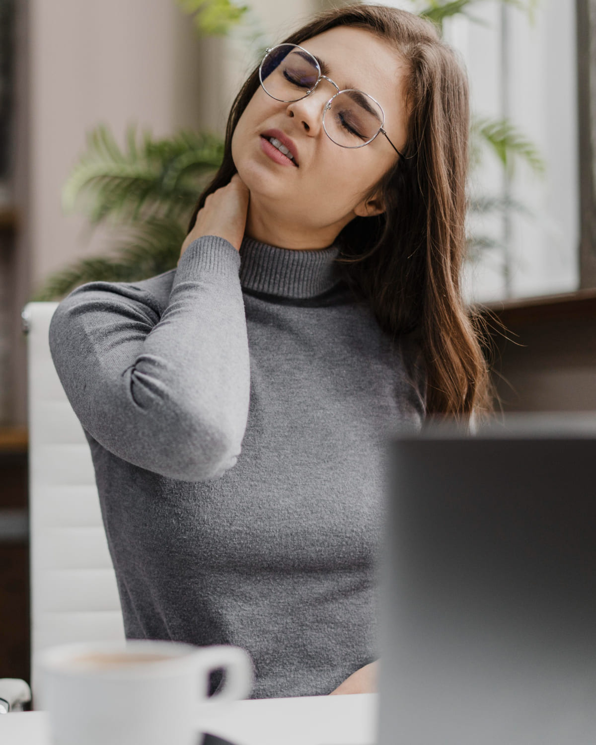 woman having neck pain