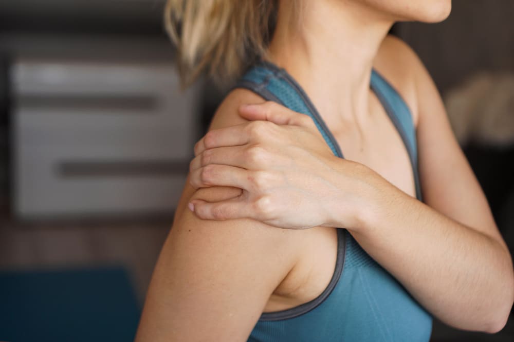 woman with right shoulder pain